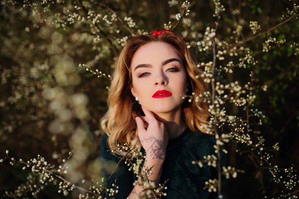 How to Style a Structured Blazer with Elbow Patches for a Sophisticated Business Casual Outfit?